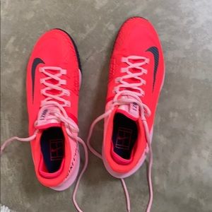 Nike court tennis shoes